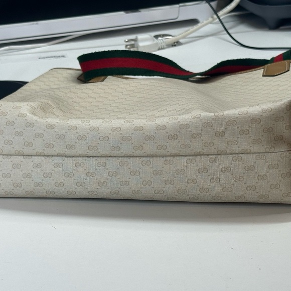 Gucci Cream and Tan Tote Bag with Structured Shape and Durable Handles - Picture 10 of 11